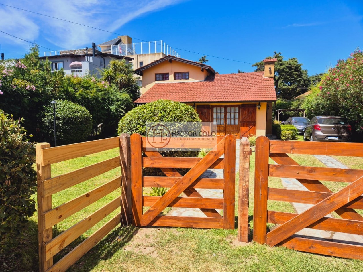 Casa en venta sobre lote multifamiliar a pasos del Mar