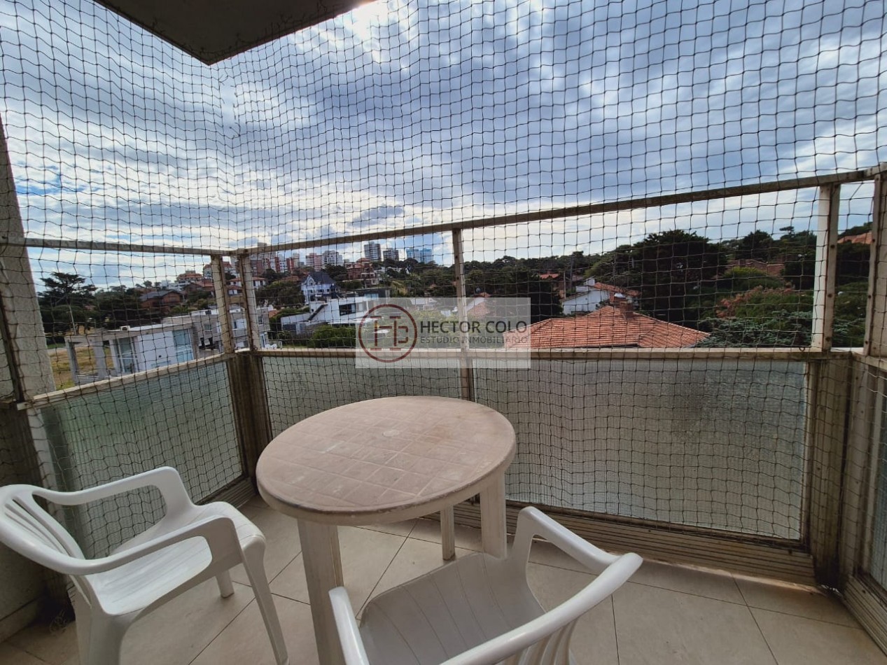 Semipiso a pasos del mar sobre calle Burriquetas